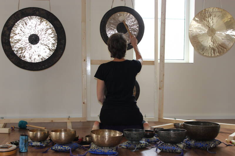 ynette bespeelt de gongen