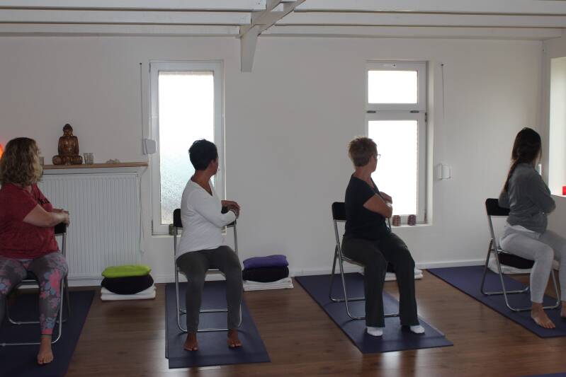 een torsie in stoelyoga