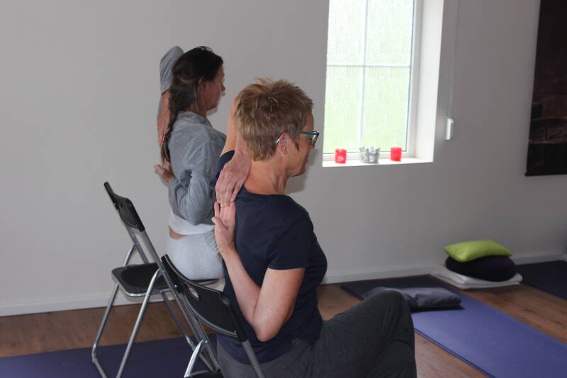 houding de adelaar in stoelyoga