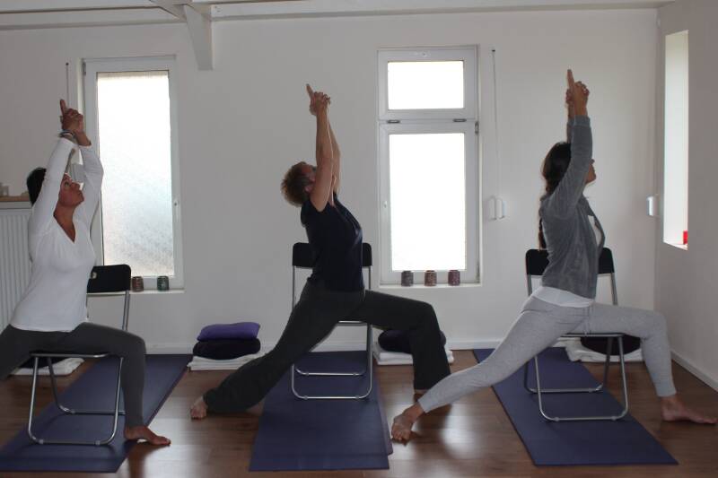 een andere krijger in stoelyoga