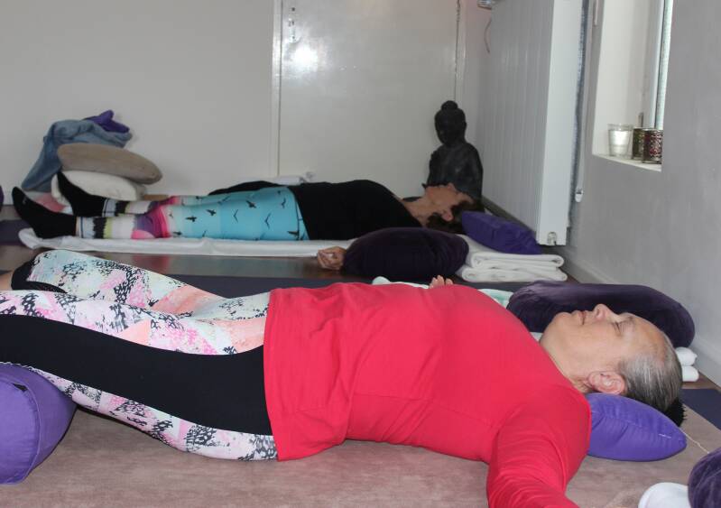 ontspannen tussen de yinhoudingen door