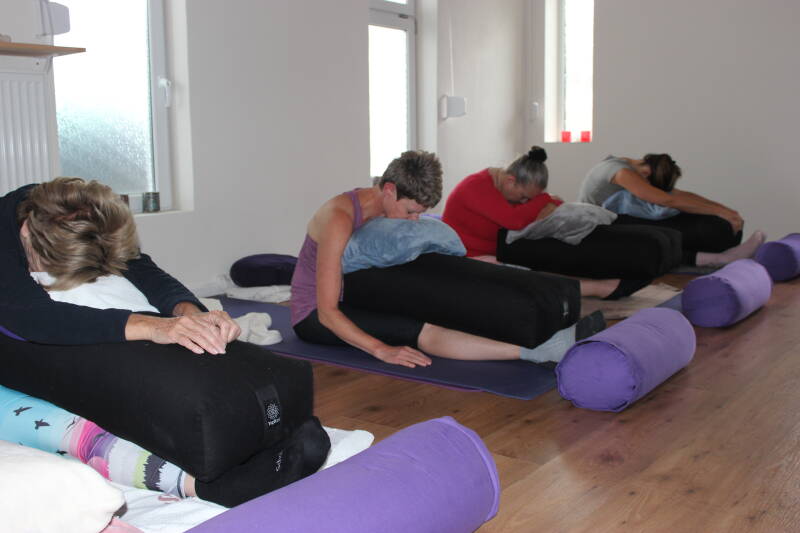 vooroverbuiging in restorative yoga
