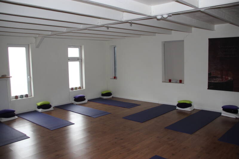 de binnenkant van de yogaruimte