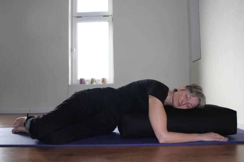 zijwaartse houding in restorativeyoga