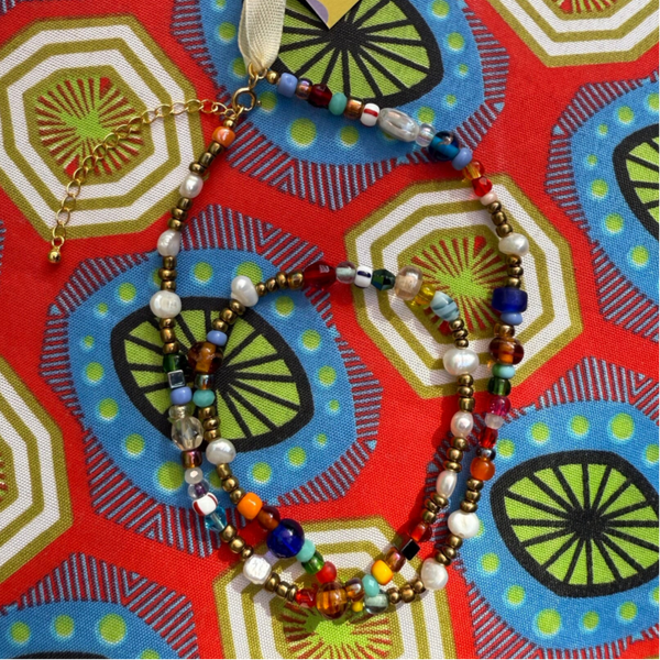 Bunte Halskette mit Perlen