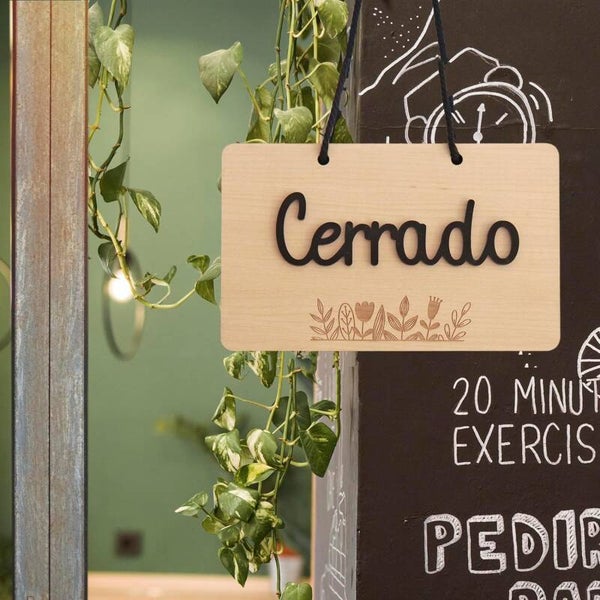 Cartel Abierto-Cerrado, con grabado de flores