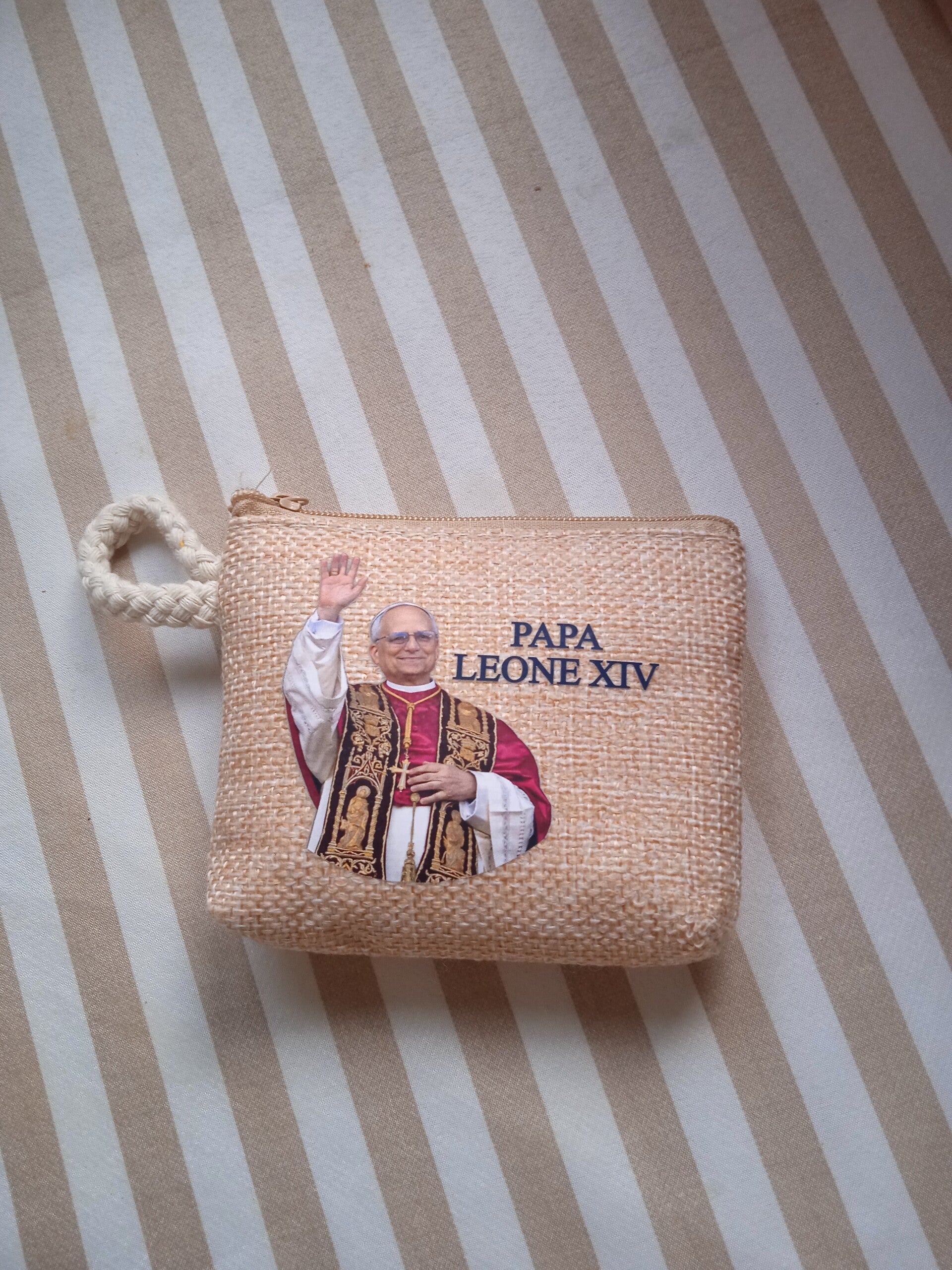 Bolsita conmemorativa del Papa León XIV