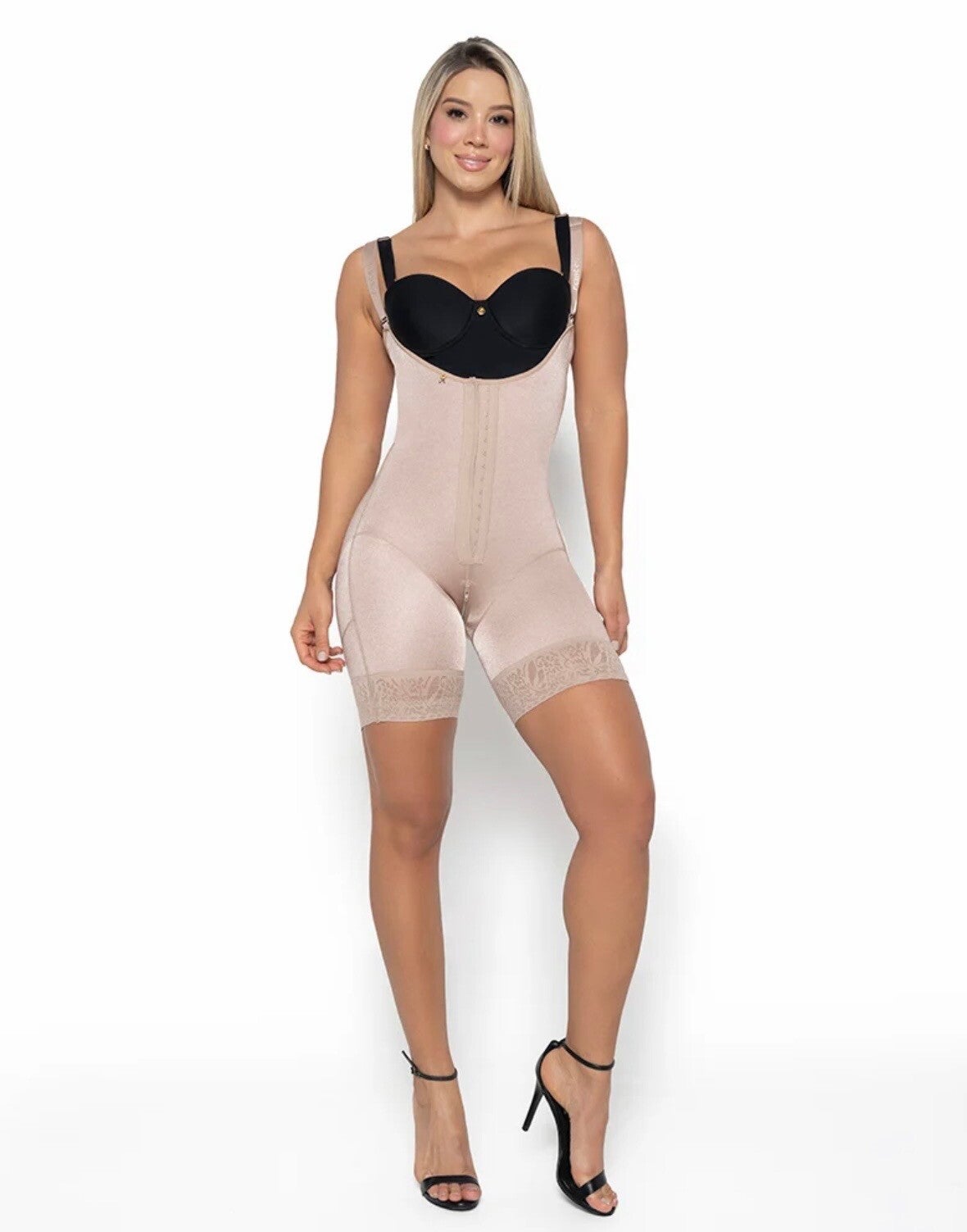 Combinaison mi-cuisse avec agrafage central
