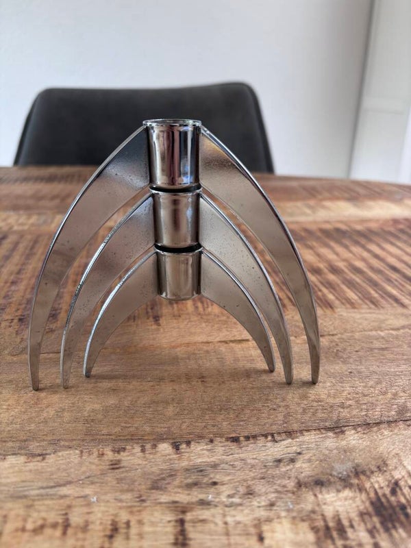 Drie iconische vintage 'Spider' driepoot kandelaars