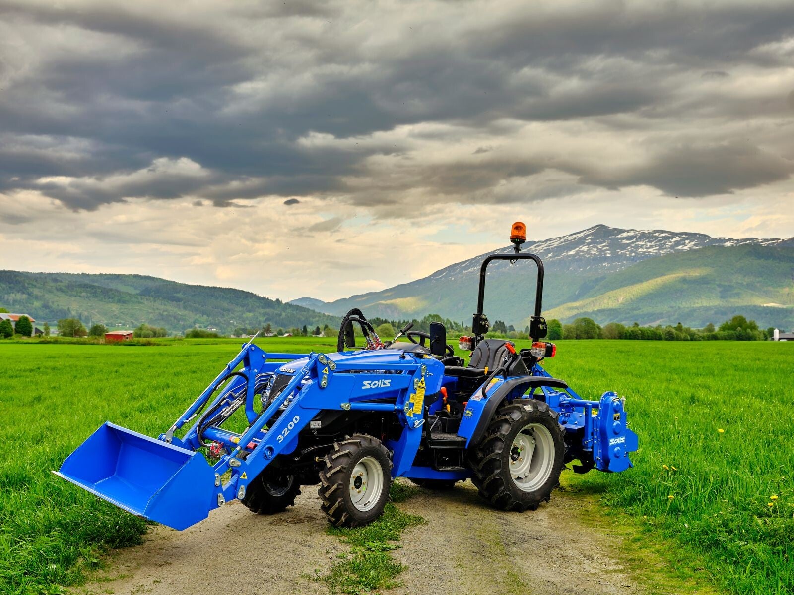 Solis 26 met voorlader met parallel geleiding incl. grondbak
