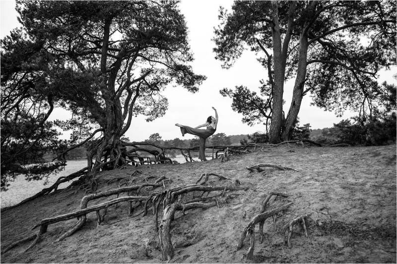 Foto danspose tussen bomen