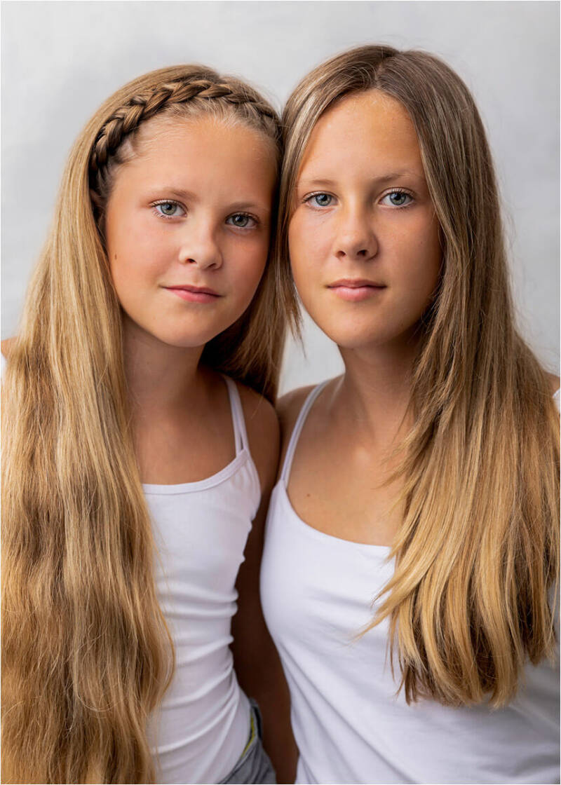 Foto van 2 zussen witte achtergrond