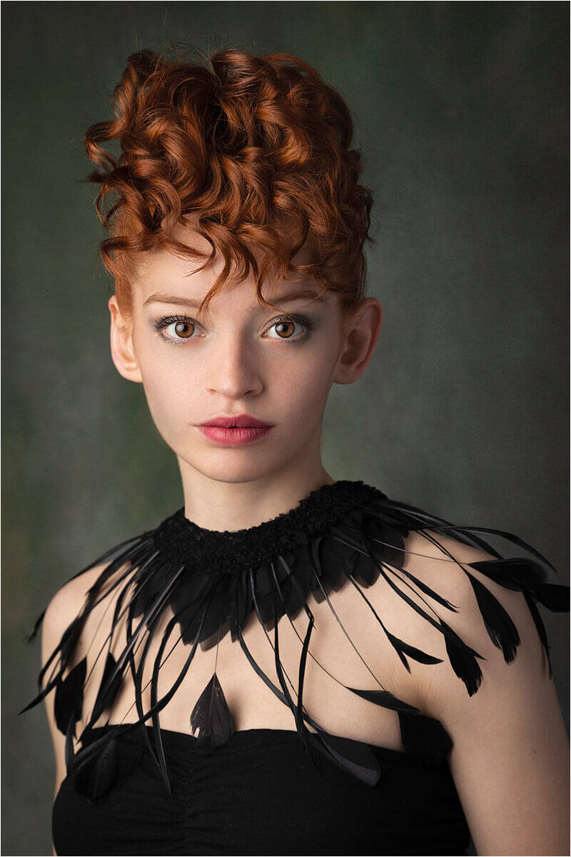 portretfoto vrouw met kraag en opgestoken krullen