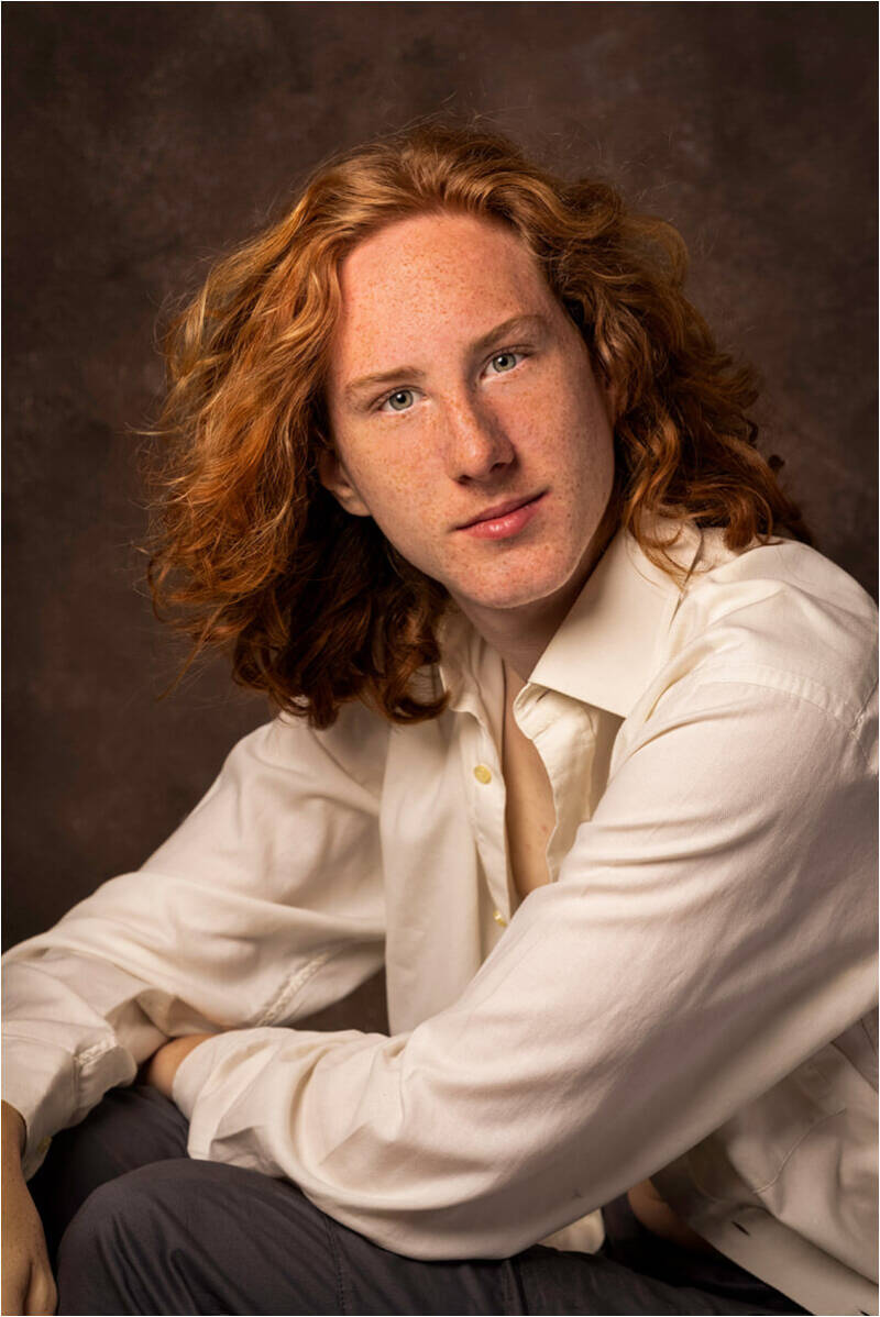 portret van jongen met rood haar en een witte blouse aan