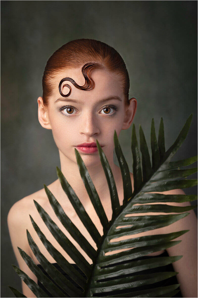 foto vrouw rood haar en varenblad