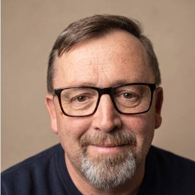 Kris Van Dorsselaer, specialist in interne transportmiddelen, veiligheidsopleidingen en integratie van AI binnen KMO's.