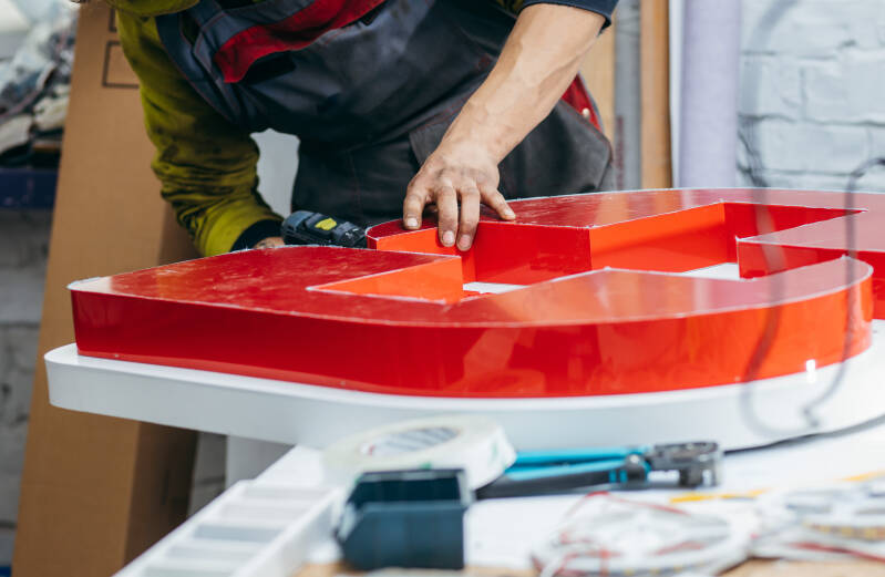 Lysskilt tilpasset næringsbygg og synlighet på kveldstid