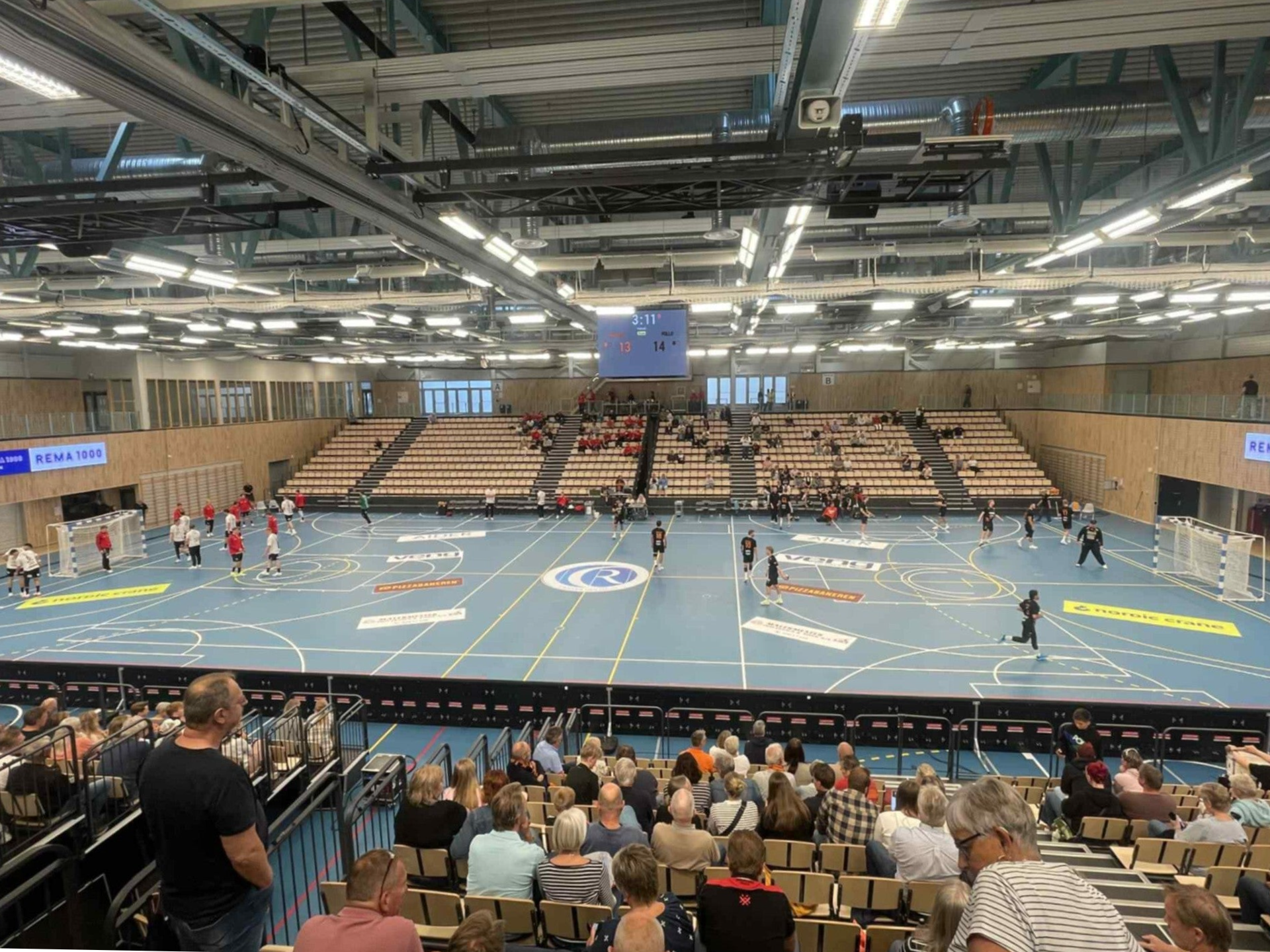 Arenareklame og bannere montert av Halden Reklame & Profilering