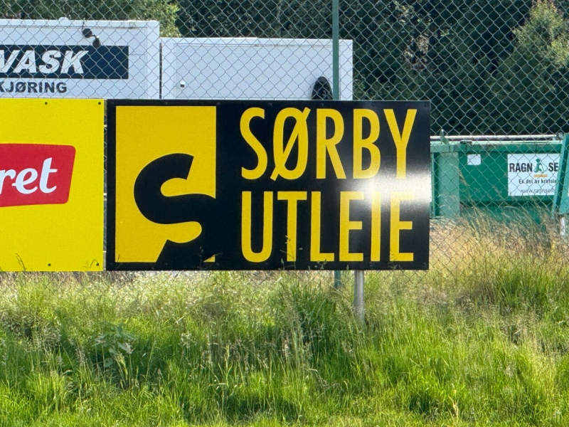 Reklameskilt montert på arena for langvarig eksponering