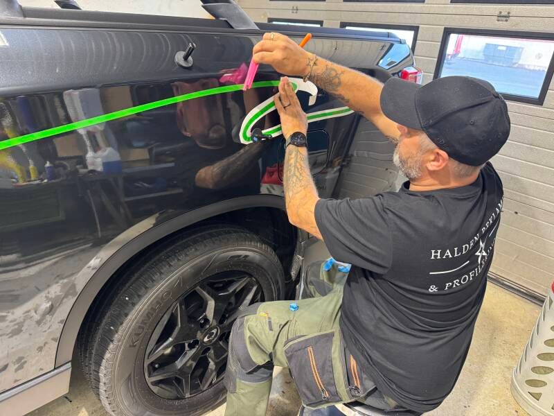 Profesjonell montering av bildekor på firmabil