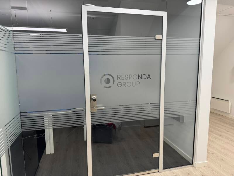 Vindusdekor og fasadedekor montert av Halden Reklame & Profilering