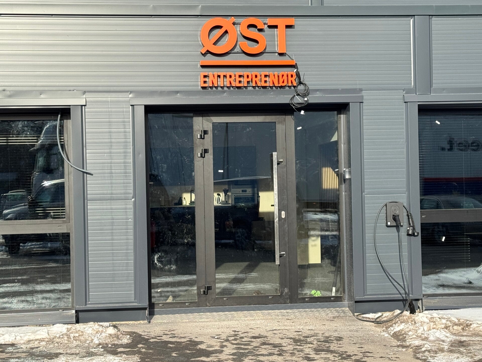 Lysskilt tilpasset næringsbygg og synlighet på kveldstid