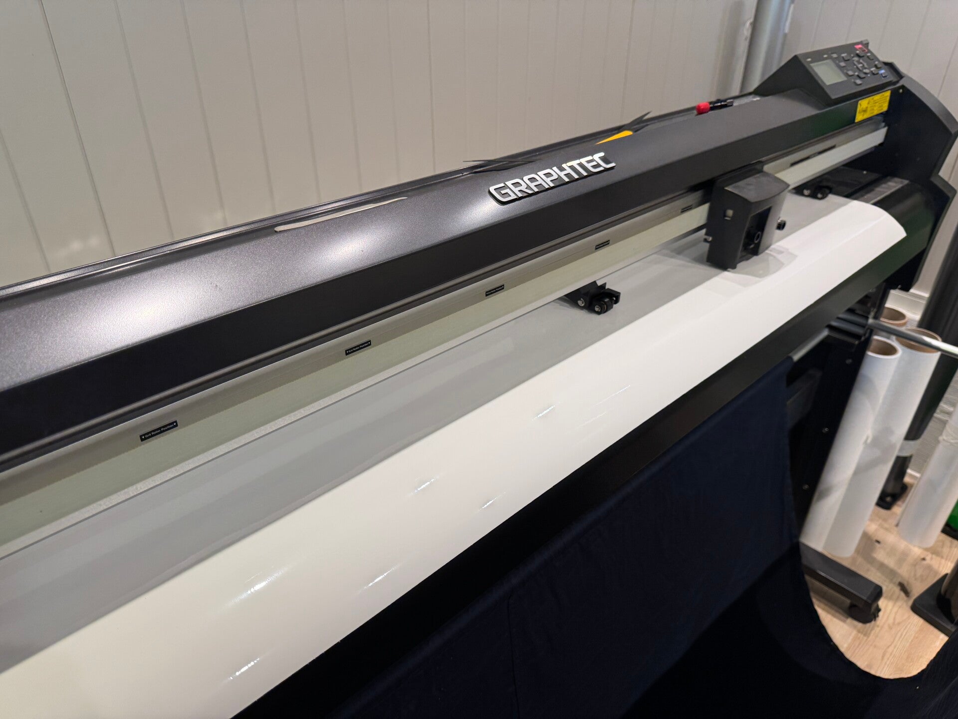 Skjærefolie i vinyl til vindusdekor og skilt levert av Halden Reklame & Profilering