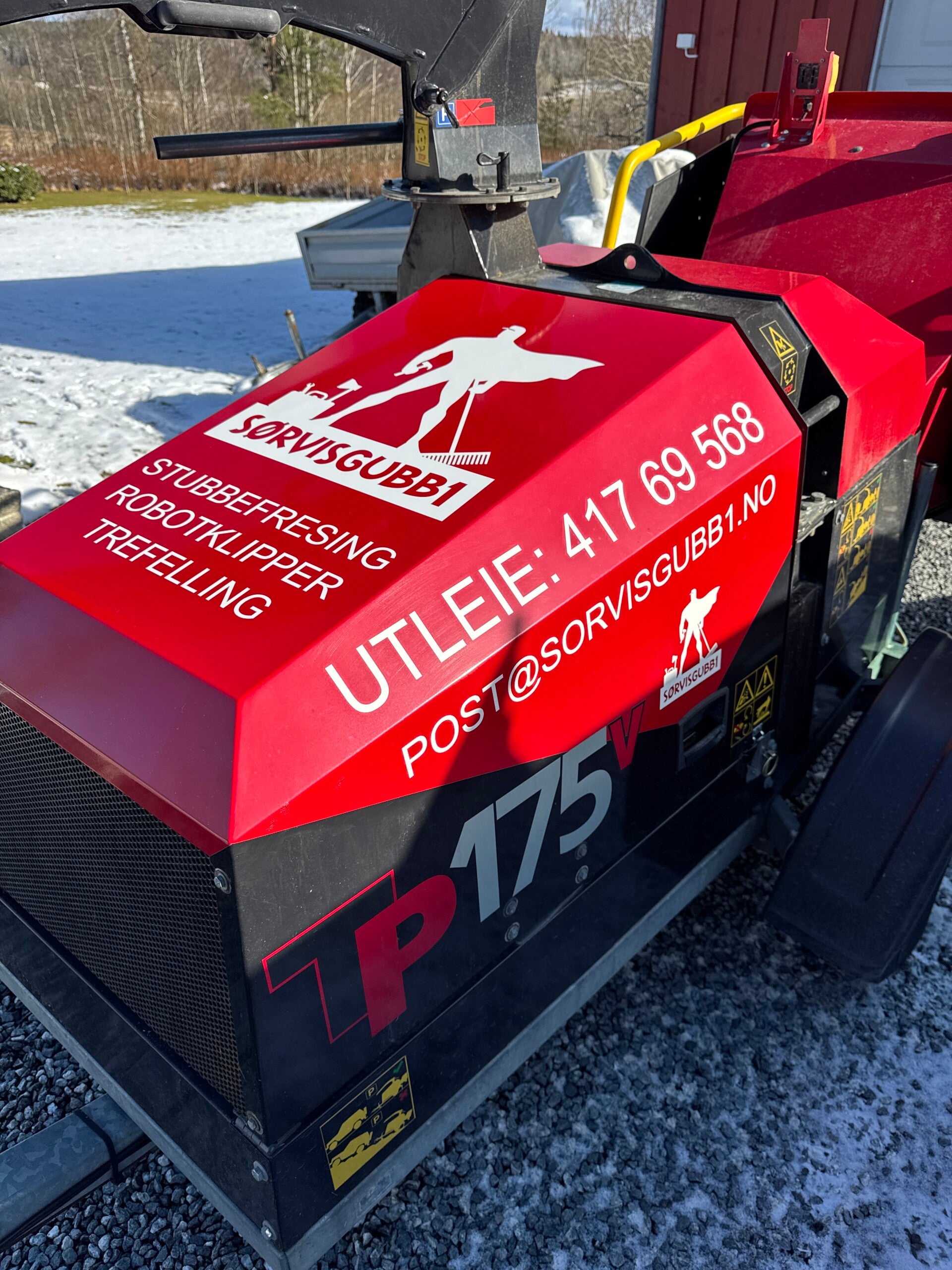 Maskin med utskjært logo og tekst