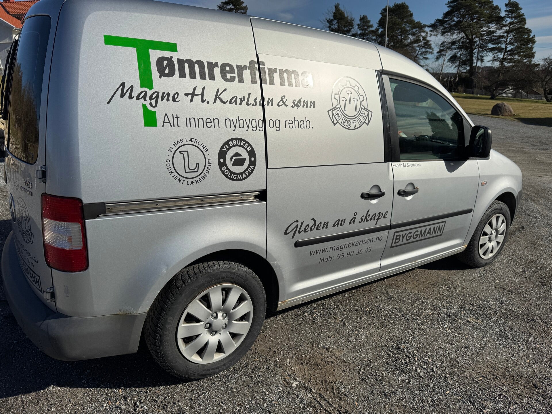 Bilreklame montert på kjøretøy for daglig synlighet