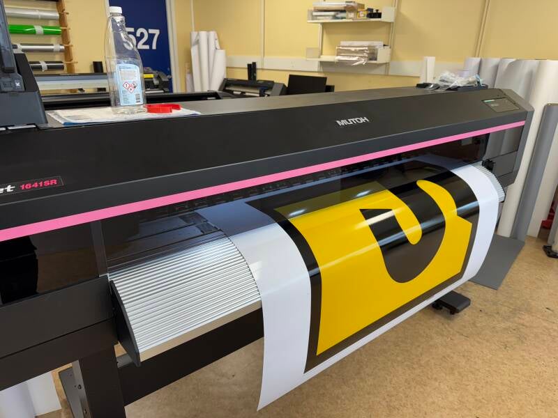 Storformat print til skilt, bannere og fasade levert av Halden Reklame & Profilering