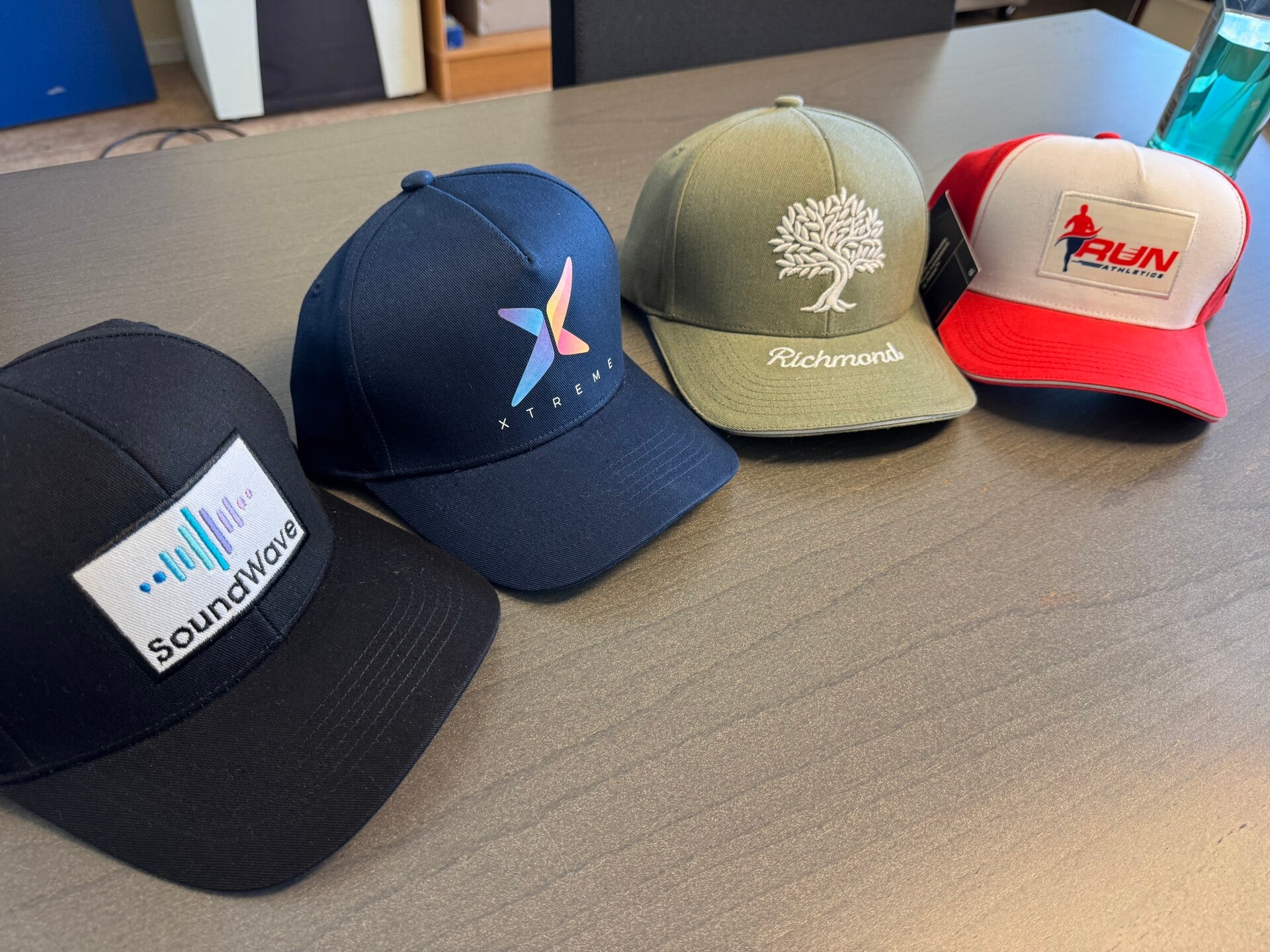 Capser med brodert logo