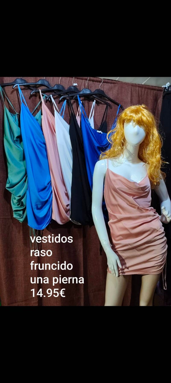 Vestido raso fruncido en una pierna