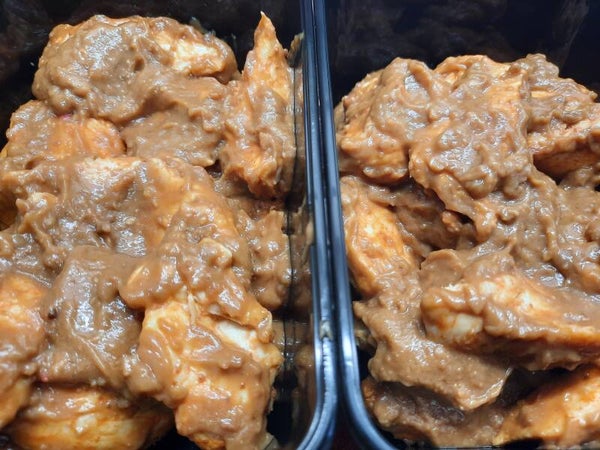 1000 GRAM GEBAKKEN KIPSATE IN SATESAUS  (royaal kip!)