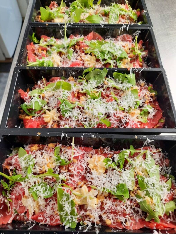 80 gram. VERSE CARPACCIO KANT & KLAAR. gegarneerd & opgemaakt