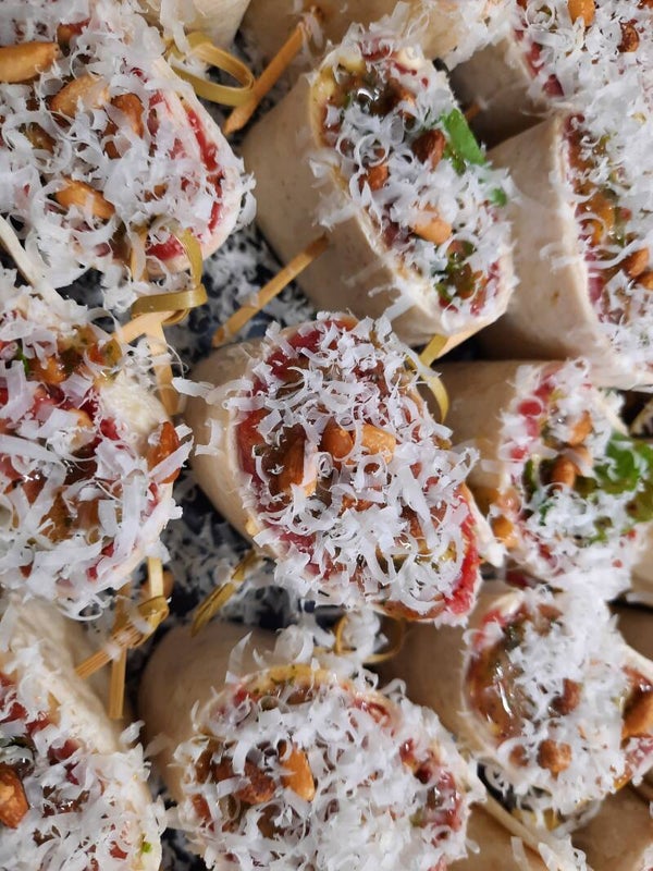 6 CARPACCIO WRAPS. carpaccio, truffel, parmezaan, rucola, pijnboompitten