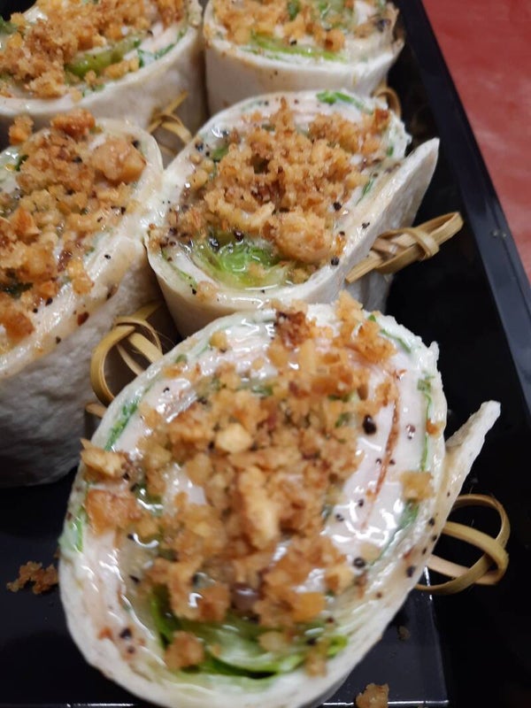 12 STUKS FRISSE KIP WRAP. Kipfilet, roomkaas, ijsbergsla, komkommer, zwarte peper, walnoot