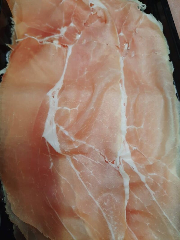 100 GRAM DUN GESNEDEN SERRANO HAM. super op uw borrelplank....