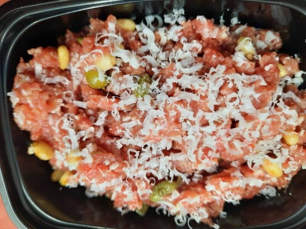 200 GRAM VERSE CARPACCIO TAPENADE. biefstuk-parmezaan-olijfolie-kappertjes-tomaat.
