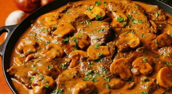 1000 GRAM GEBAKKEN BIEFSTUK STROGANOFF.(royaal vlees!)  Biefstuk - gebakken champignons - stroganoffsaus