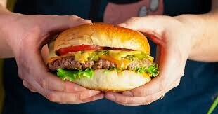 2 X 120 GRAM U.S.A. CHEESE BURGER. rundvlees, kaas, heerlijke kruiden.
