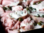 200 GRAM GEBRADEN FRICANDEAU TONIJNSAUS & RUCOLA. op schaal gesneden