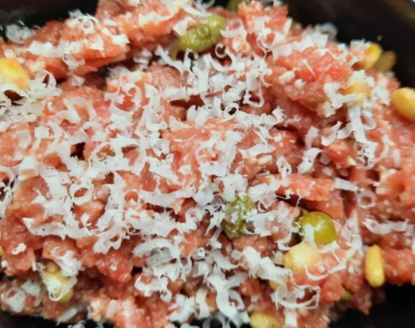 150 GRAM VERSE CARPACCIO TAPENADE. biefstuk-parmezaan-olijfolie-pijnboompitten