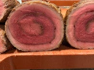 100 GRAM GEBRADEN RUNDER ROLLADE. in pukjes gesneden specialiteit