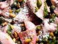 200 GRAM GEBRADEN ROSBIEF TRUFFEL MAYONAISE & RUCOLA. op schaal gesneden