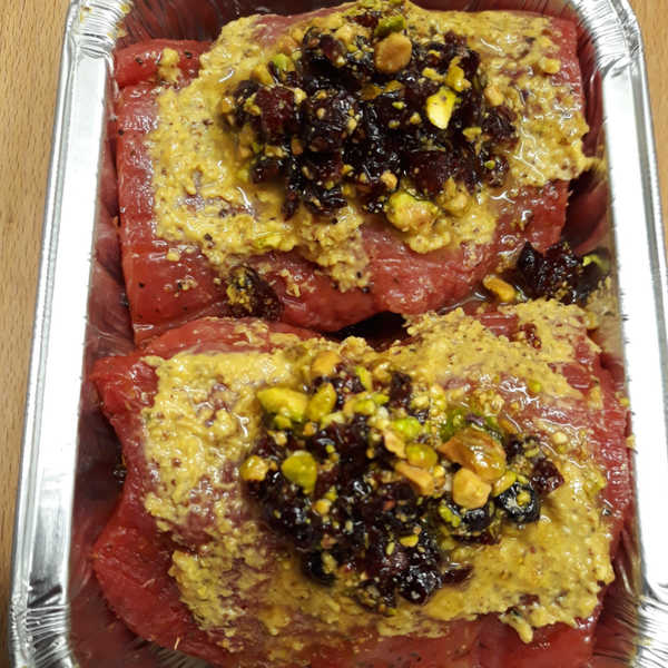 2 X 180 GRAM ROSBIEF CRUNCHY. 15 - 20 min op 200 C. Rosbief - peper & zeezout - mosterd - pistachenoten & cranberry - pepersaus.