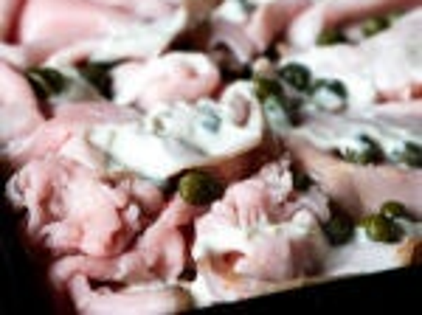 200 GRAM GEBRADEN FRICANDEAU TONIJNSAUS & RUCOLA. op schaal gesneden