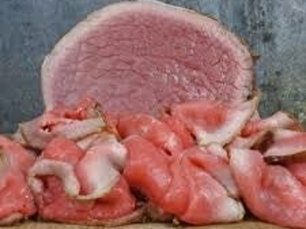 100 GRAM GEBRADEN ROSBIEF. in plukjes gesneden specialiteit