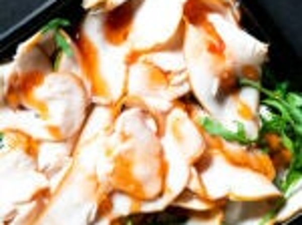 200 GRAM KIPFILET PIRI PIRI SAUS & RUCOLA. op schaal gesneden