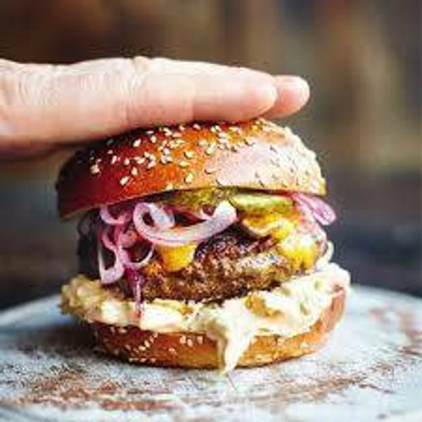 120 GRAM BLACK ANGUS BURGER. Maak een heerlijk broodje burger. Varieer met toppings!