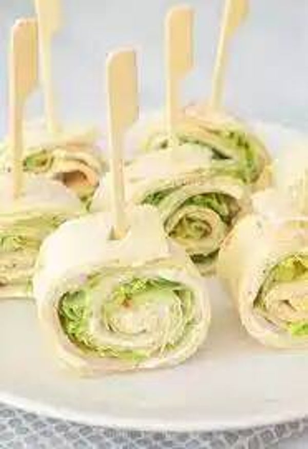 6 FRISSE KIP WRAPS. Kipfilet, roomkaas, ijsbergsla, lenteui, zwarte peper